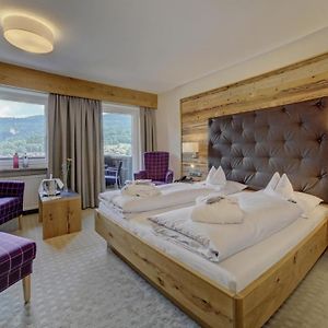 Zimmer mit Kingsize-Bett